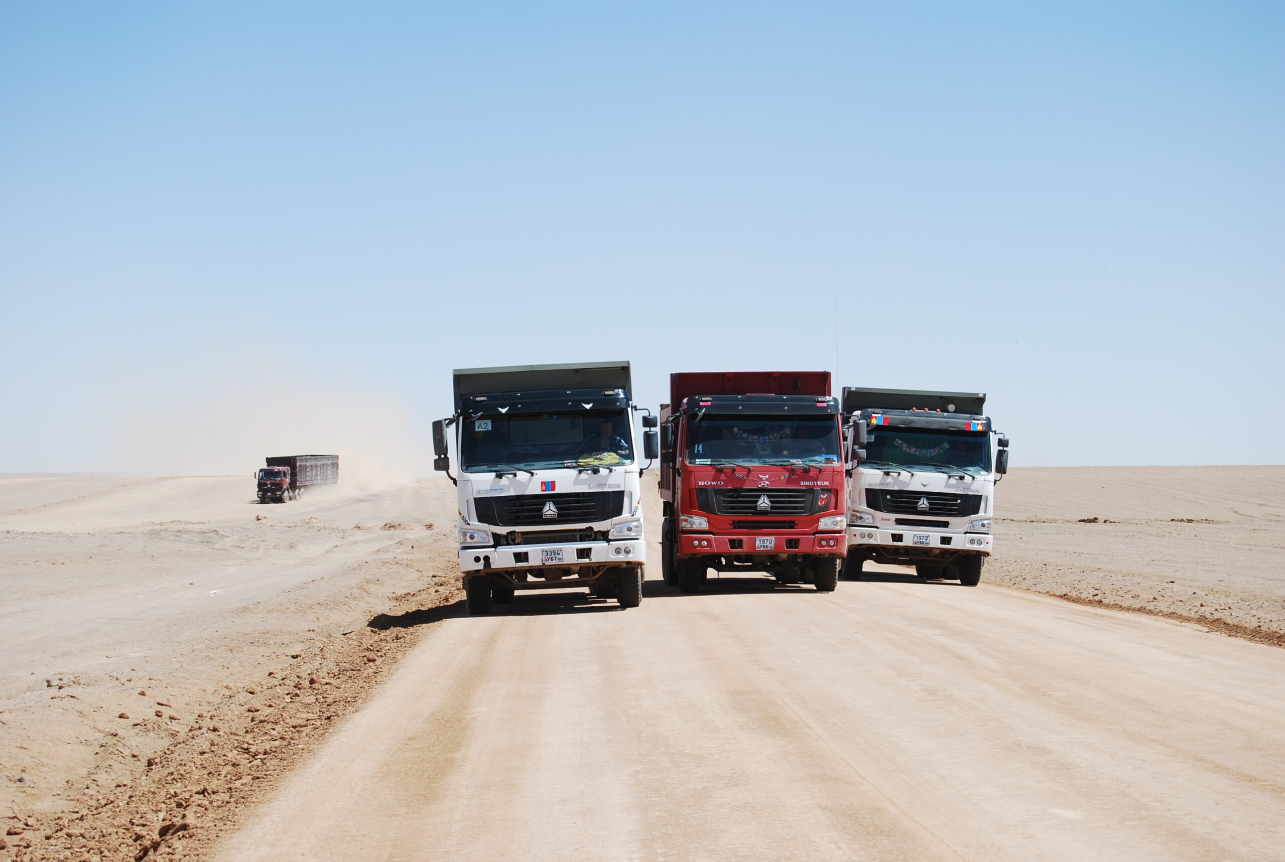 100 t Coal Trucks in the Gobi: Stabilized Road Resists High Winds